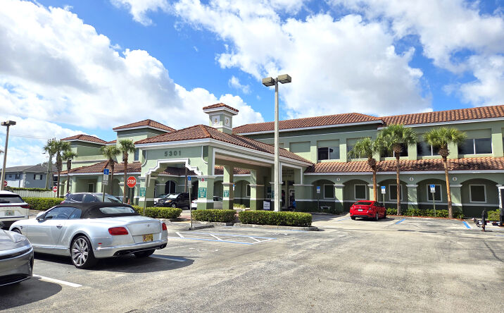 Pictures of Office property located at 5301 N Dixie Hwy, Oakland Park, FL 33334 for lease - image #1