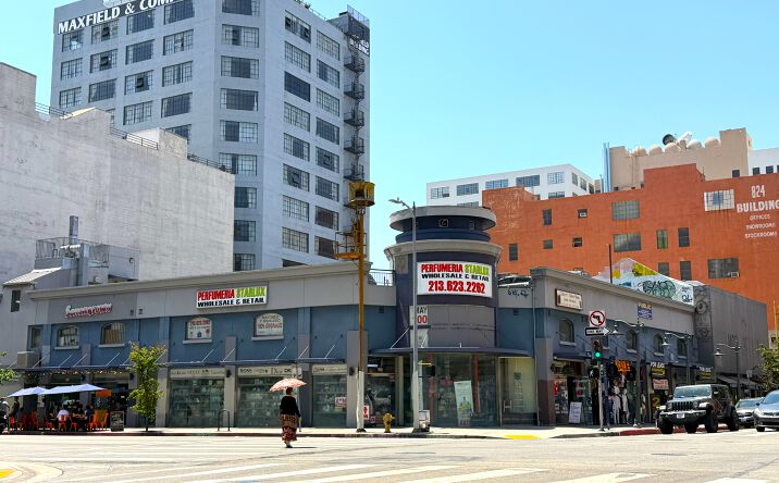 Pictures of Retail property located at 800 S Los Angeles St, Los Angeles, CA 90014 for lease - image #1