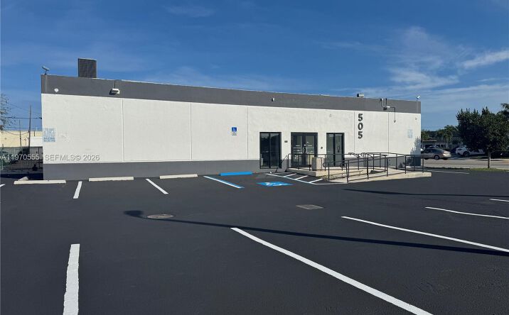 Pictures of Office property located at 505 NE 125th St, North Miami, FL 33161 for lease - image #1
