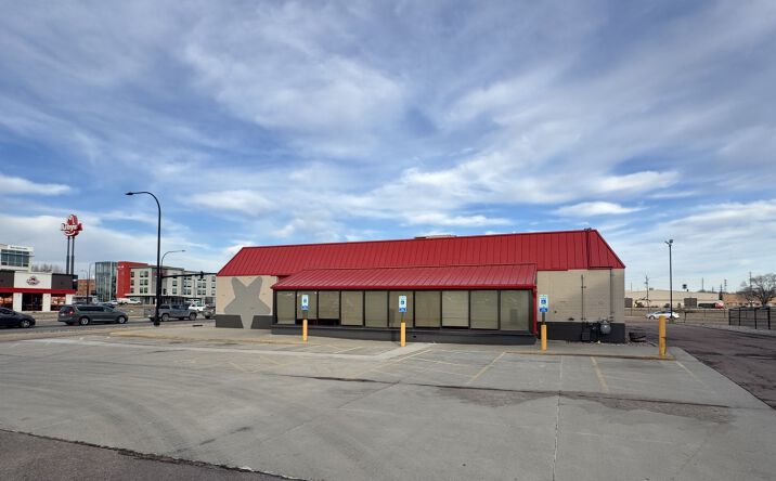 Pictures of Land, Restaurant property located at 910 Gordon Dr, Sioux City, IA 51101 for lease - image #1