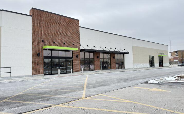 Pictures of Retail property located at 174 Roosevelt Rd, Villa Park, IL 60181 for lease - image #1
