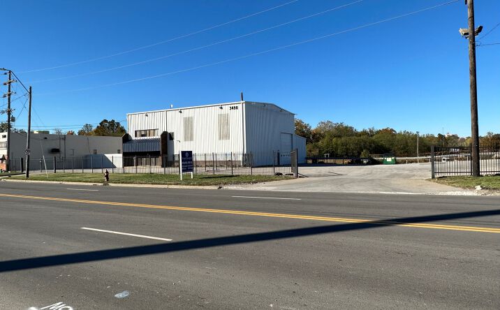 Pictures of Industrial property located at 3490 Manchester Trafficway, Kansas City, MO 64129 for lease - image #1
