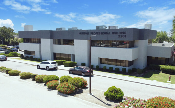 Pictures of Office property located at 2201 Mount Vernon Ave, Bakersfield, CA 93306 for lease - image #1