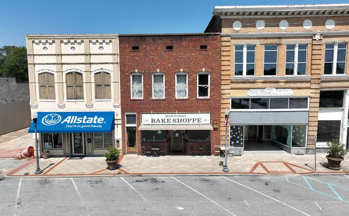 Pictures of Restaurant, Retail property located at 104 W Main St, Clinton, SC 29325 for lease - image #1