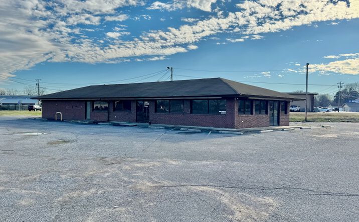 Pictures of Retail, Office, Restaurant property located at 2301 N 8th St, Paducah, KY 42001 for lease - image #1