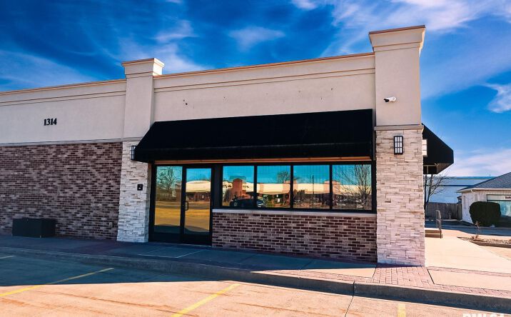 Pictures of Office, Retail, Restaurant property located at 1314 W PIONEER Parkway, Peoria, IL 61615 for lease - image #1