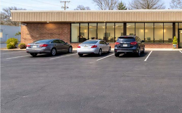 Pictures of Retail property located at 7407 N. Oak Trafficway, Gladstone, MO 64118 for lease - image #1