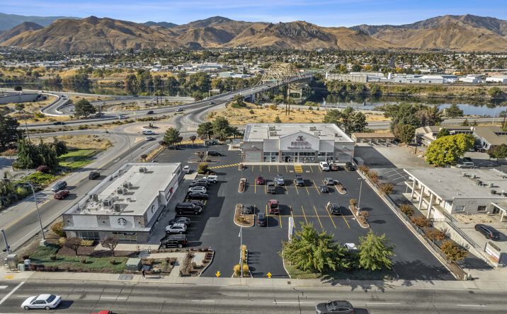 Pictures of Retail property located at 516 Valley Mall Pkwy, East Wenatchee, WA 98802 for lease - image #1