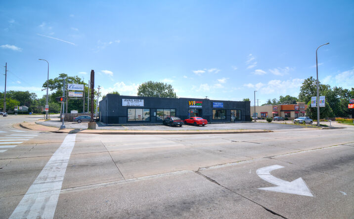 Pictures of Retail property located at 4218 N Sheridan Rd, Peoria, IL 61614 for lease - image #1