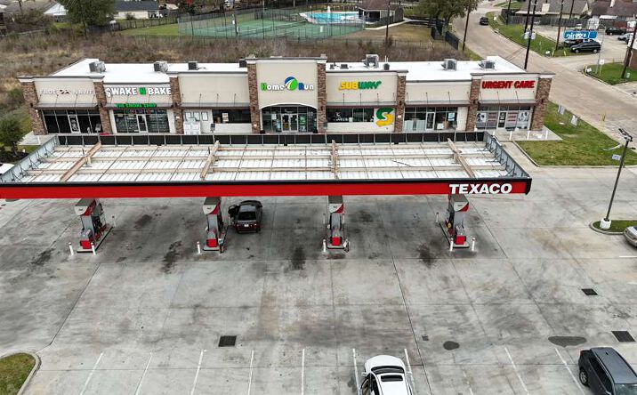 Pictures of Retail property located at 8300 Antoine Dr, Houston, TX 77088 for lease - image #1