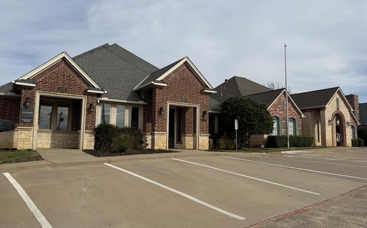 Pictures of Office property located at 411 Harwood Rd, Bedford, TX 76021 for lease - image #1