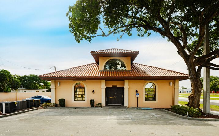 Pictures of Office property located at 2100 N Dixie Hwy, Boca Raton, FL 33431 for lease - image #1