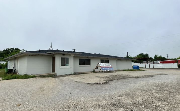 Pictures of Retail, Restaurant property located at 841 W 4th St, Baird, TX 79504 for lease - image #1