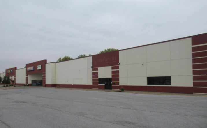 Pictures of Retail property located at 1010 E KIMBERLY Road C, Davenport, IA 52807 for lease - image #1