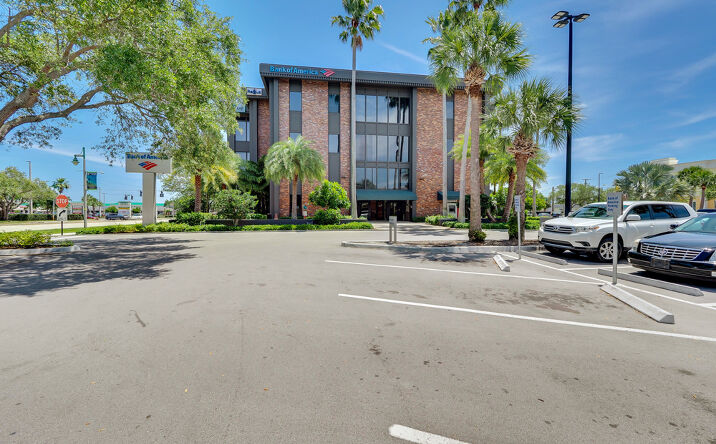 Pictures of Office property located at 601 21st St, Vero Beach, FL 32960 for lease - image #1