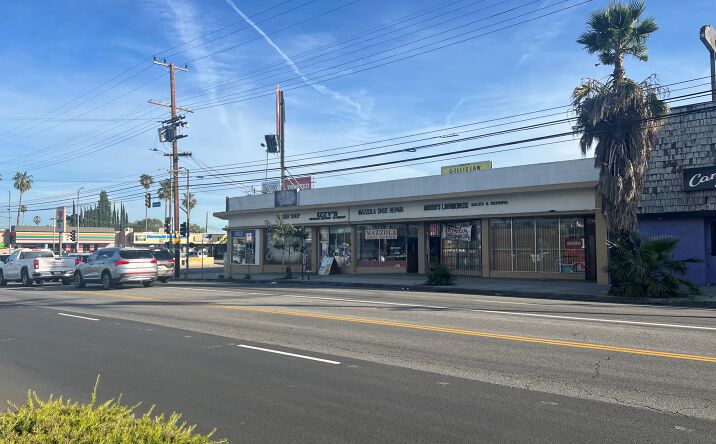 Pictures of Restaurant property located at 19304 Vanowen St, Los Angeles, CA 91335 for lease - image #1