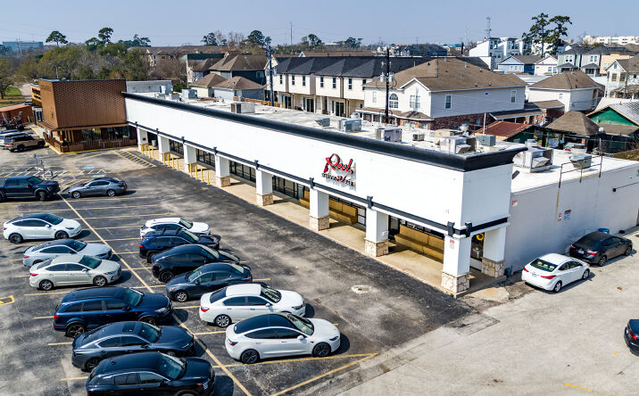 Pictures of Retail property located at 2032 - 2038 EAST T C JESTER BLVD, Houston, TX 77008 for lease - image #1