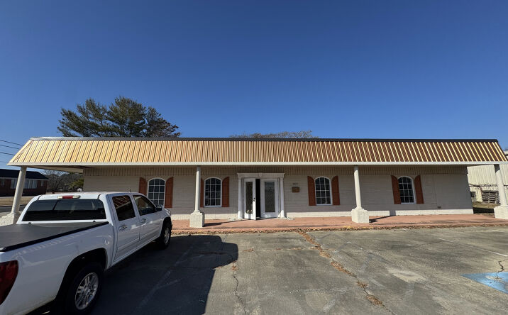 Pictures of Office, Special Purpose, Retail property located at 615 Washington St, Williamston, NC 27892 for lease - image #1