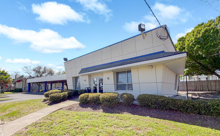 Pictures of Retail property located at 3875 General De Gaulle Dr, New Orleans, LA 70114 for lease - image #1