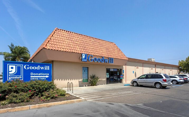 Pictures of Retail property located at 2240 S Mooney Blvd, Visalia, CA 93277 for lease - image #1