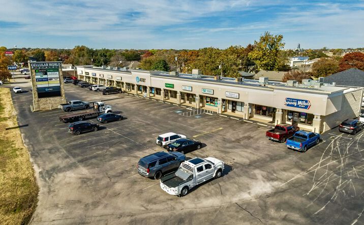 Pictures of Retail, Office, Restaurant property located at 700 East US Hwy 377, Granbury, TX 76048 for lease - image #1