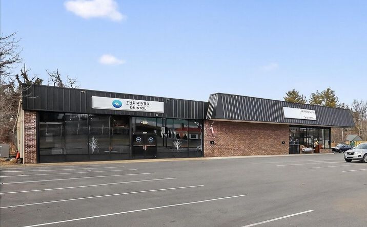 Pictures of Retail, Office, Industrial property located at 1274–1276 Volunteer Pkwy, Bristol, TN 37620 for lease - image #1