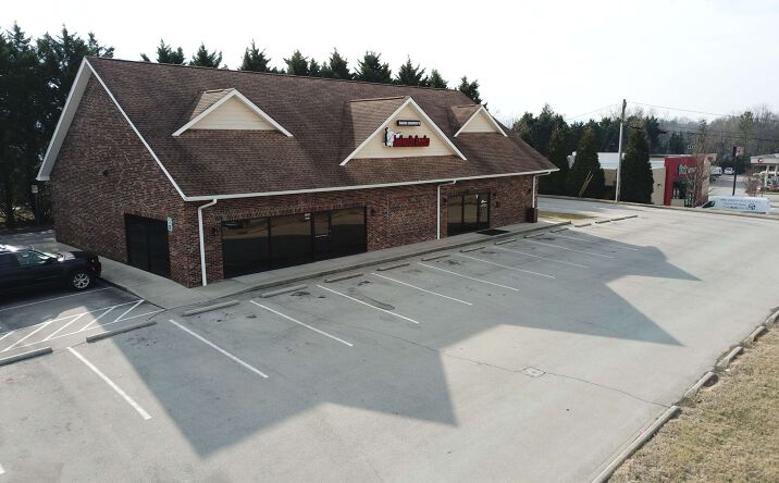 Pictures of Retail, Office, Special Purpose property located at 1906 W Broadway Ave, Maryville, TN 37801 for lease - image #1
