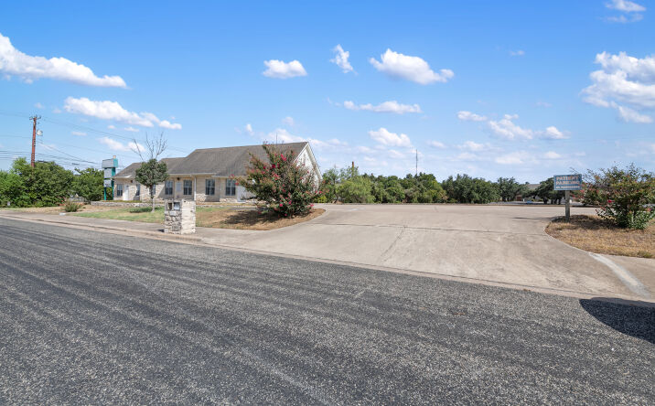 Pictures of Retail property located at 103 Thousand Oaks Blvd, Georgetown, TX 78628 for lease - image #1