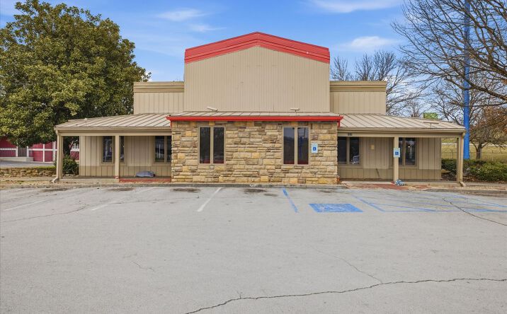 Pictures of Retail, Restaurant property located at 5604 Merchants Center Blvd, Knoxville, TN 37912 for lease - image #1