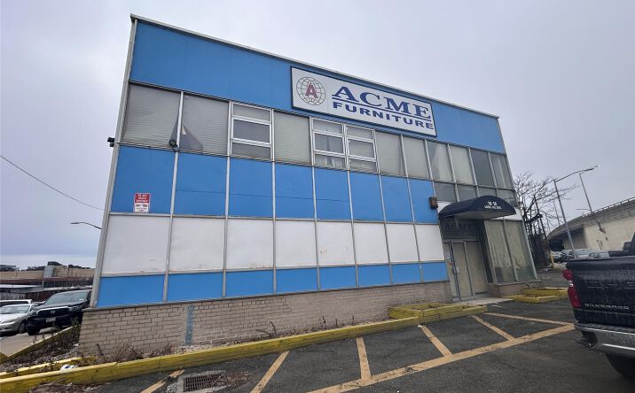 Pictures of Industrial property located at 5858 Laurel Hill Boulevard, New York, NY 11377 for lease - image #1