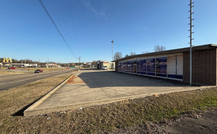 Pictures of Retail, Office, Industrial property located at 100 S Greer Blvd, Pittsburg, TX 75686 for lease - image #1