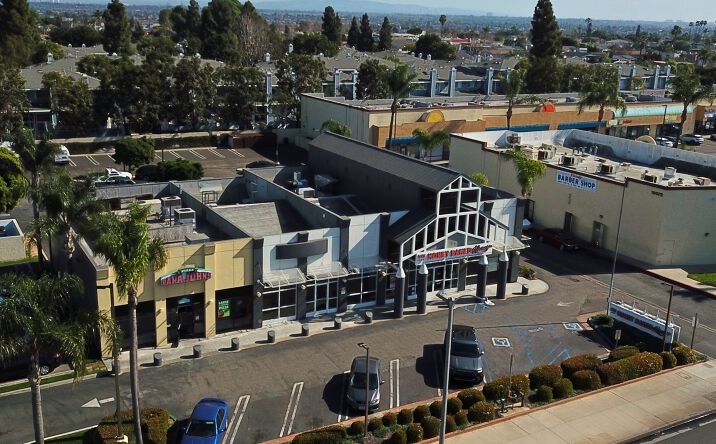 Pictures of Retail, Restaurant property located at 19008 Beach Blvd, Huntington Beach, CA 92646 for lease - image #1