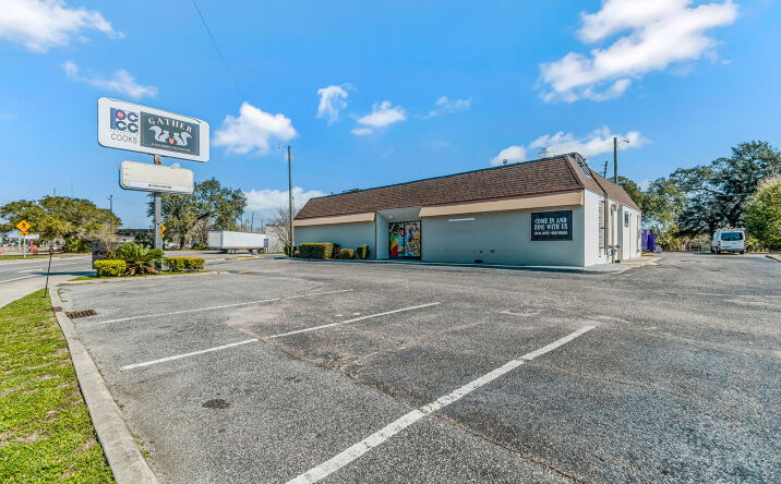 Pictures of Restaurant property located at 41 S Navy Blvd, Pensacola, FL 32507 for lease - image #1