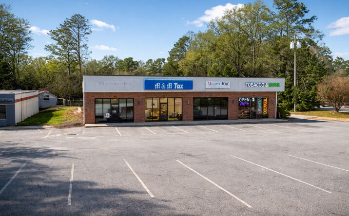 Pictures of Retail property located at 996 S Broad St, Clinton, SC 29325 for lease - image #1