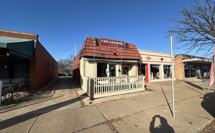 Pictures of Restaurant, Retail property located at 6413 Hampton Ave, St. Louis, MO 63109 for lease - image #1