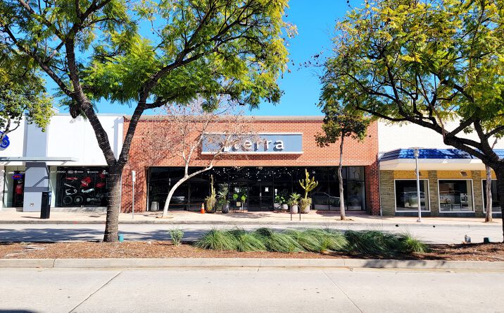 Pictures of Retail property located at 422 S Lake Ave, Pasadena, CA 91101 for lease - image #1