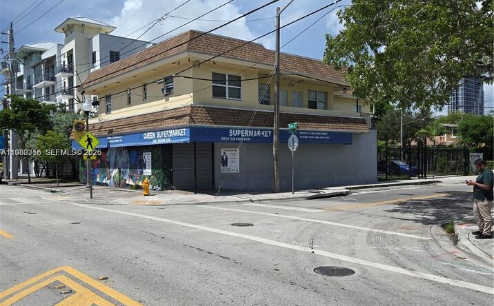 Pictures of Retail, Restaurant property located at 3380 Plaza St, Miami, FL 33133 for lease - image #1