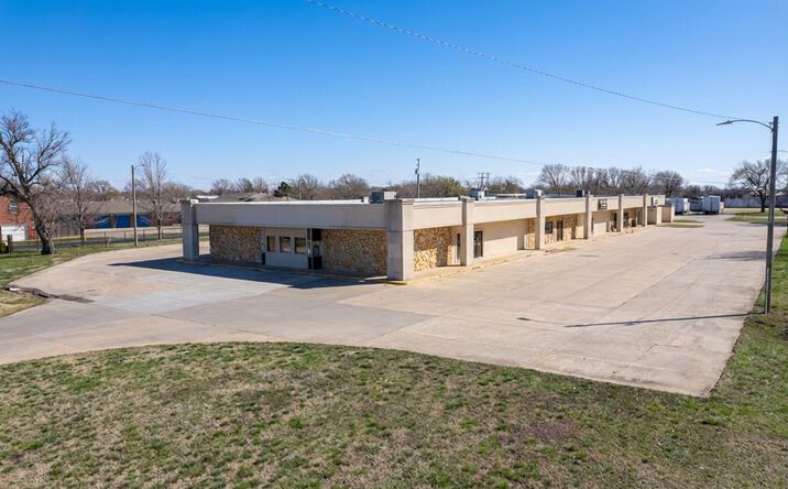 Pictures of Retail, Office property located at 425 East 61st St N, Park City, KS 67219 for lease - image #1