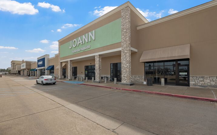 Pictures of Retail property located at 6634 Youree Dr, Shreveport, LA 71105 for lease - image #1