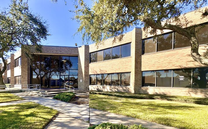 Pictures of Office property located at 2501 Palmer Hwy, Texas City, TX 77590 for lease - image #1