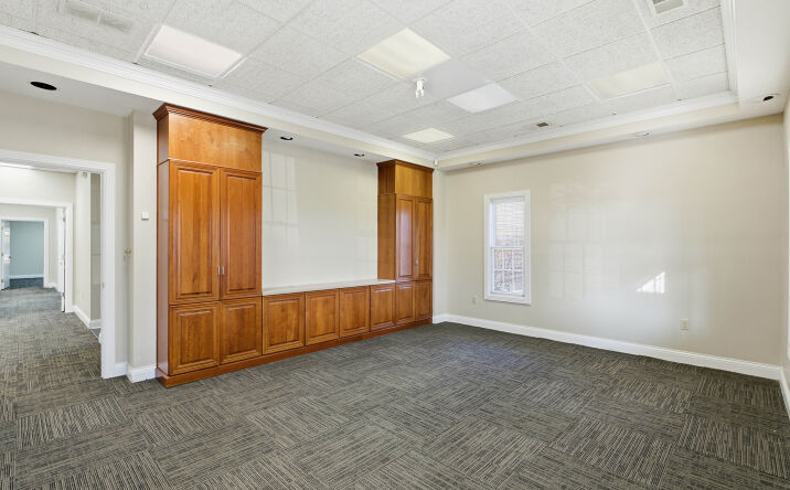 Pictures of Office property located at 2935 Dolphin Dr, Elizabethtown, KY 42701 for lease - image #1