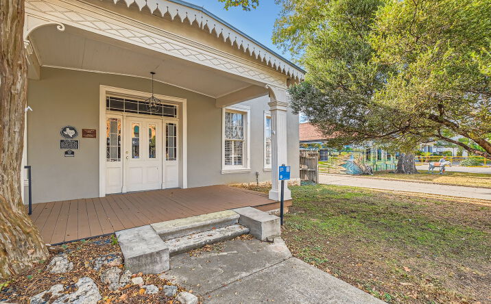 Pictures of Retail, Office, Special Purpose property located at 228 S Seguin Ave, New Braunfels, TX 78130 for lease - image #1