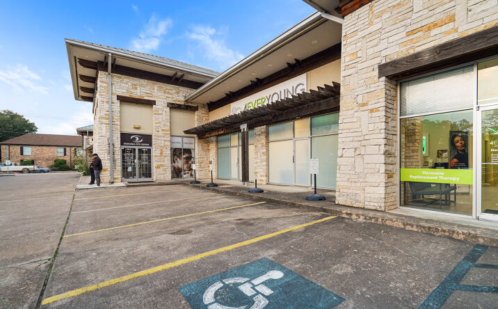 Pictures of Retail property located at 550 Heights Blvd, Houston, TX 77007 for lease - image #1