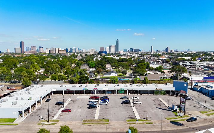Pictures of Retail property located at 2655 Winrock Blvd, Houston, TX 77057 for lease - image #1
