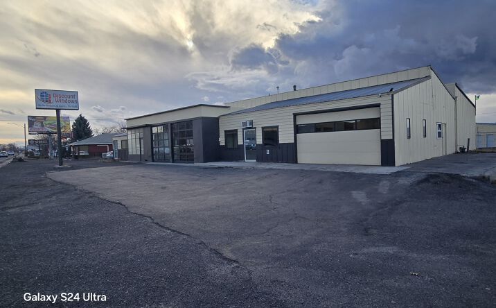 Pictures of Retail property located at 1497 NW 6th St, Redmond, OR 97756 for lease - image #1
