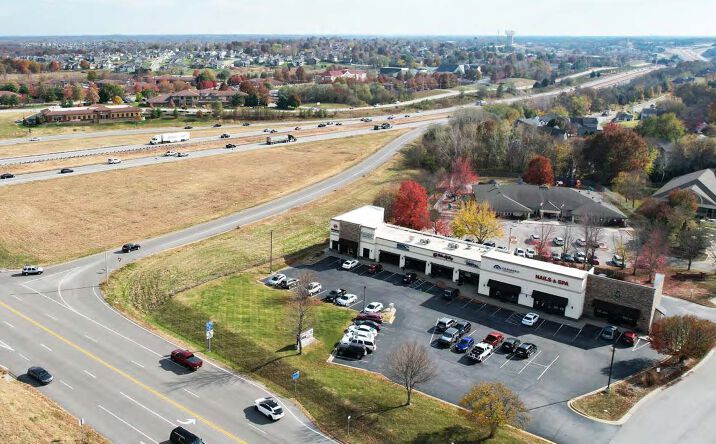 Pictures of Retail property located at 817-833 Lakewood Blvd, Lee's Summit, MO 64064 for lease - image #1