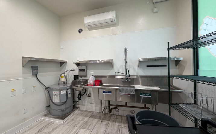 Pictures of Restaurant property located at 165 S Crescent Heights, Los Angeles, CA 90048 for lease - image #1