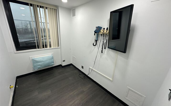 Pictures of Office property located at 711 Seagirt Avenue 2, Far Rockaway, NY 11691 for lease - image #1