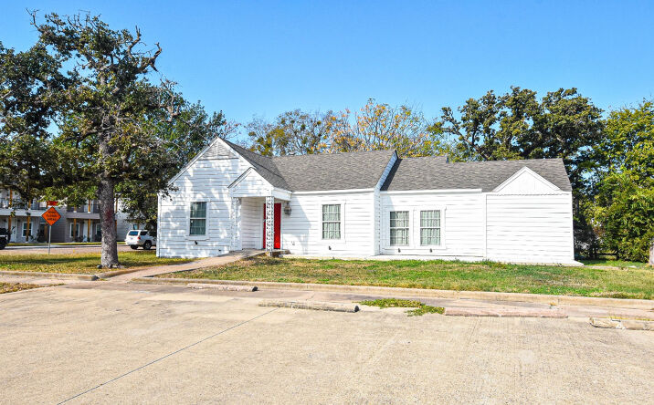 Pictures of Office property located at 400 Oak St, Bryan, TX 77801 for lease - image #1