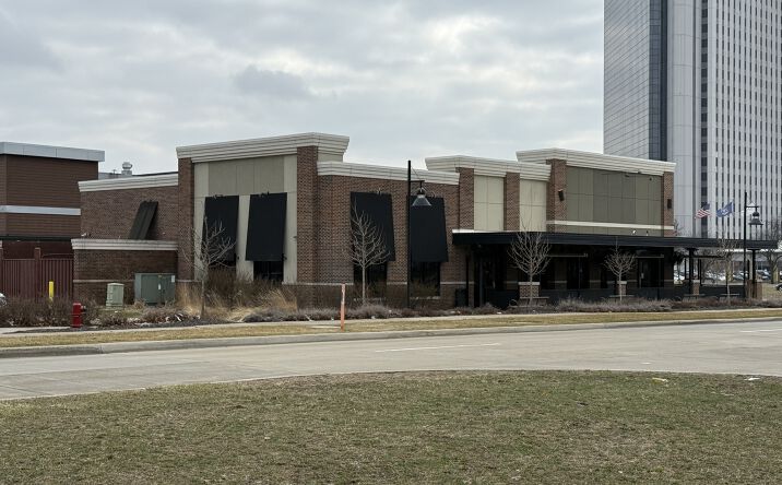 Pictures of Restaurant property located at 660 W Big Beaver Rd, Troy, MI 48084 for lease - image #1